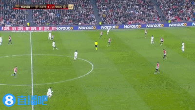 率队晋级美职联1／4决赛后，梅西现场观看儿子训练