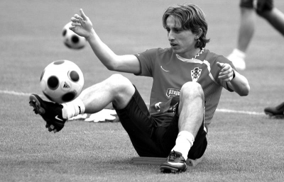 世界杯选拔赛出现突发状况，引广泛关注