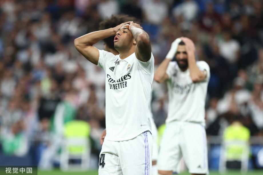 NBA：勇士主场险胜小牛