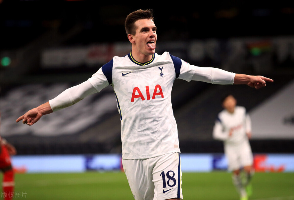 苏格兰女足队长卡思伯特与中国队比赛时头部受伤，被紧急送医