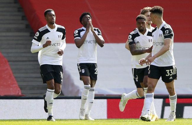 “黄袍”加身，里约热内卢基督像穿上黄潜球衣