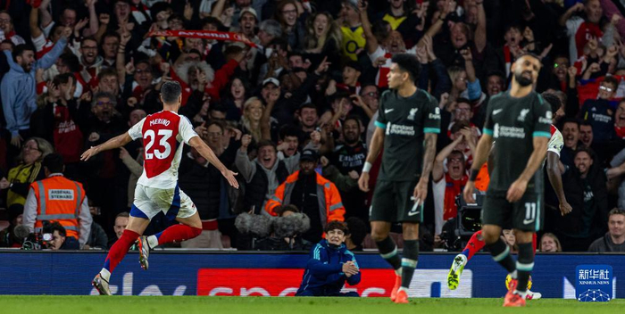 詹姆斯第15次中国行人气依旧爆棚，为上海交大球赛开球并与同学互动